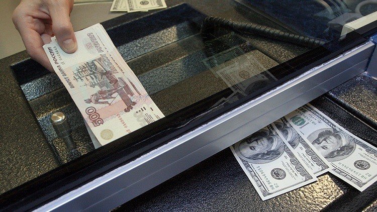 الروبل الروسي عند أدنى مستوياته في عام 2015