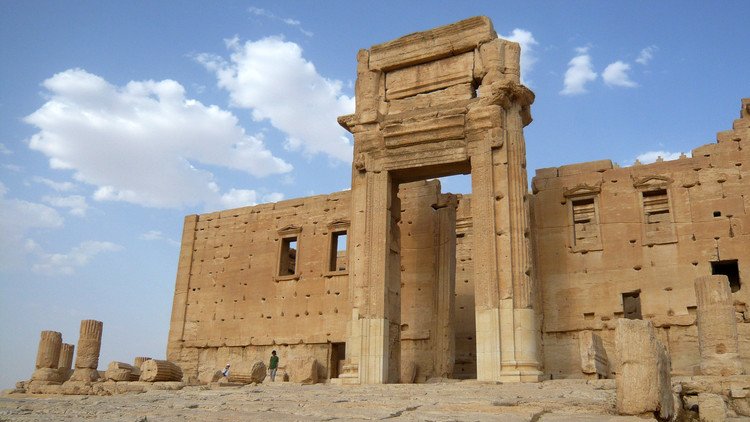 نسخة لقنطرة من معبد بعل المهدم في تدمر تنصب في لندن