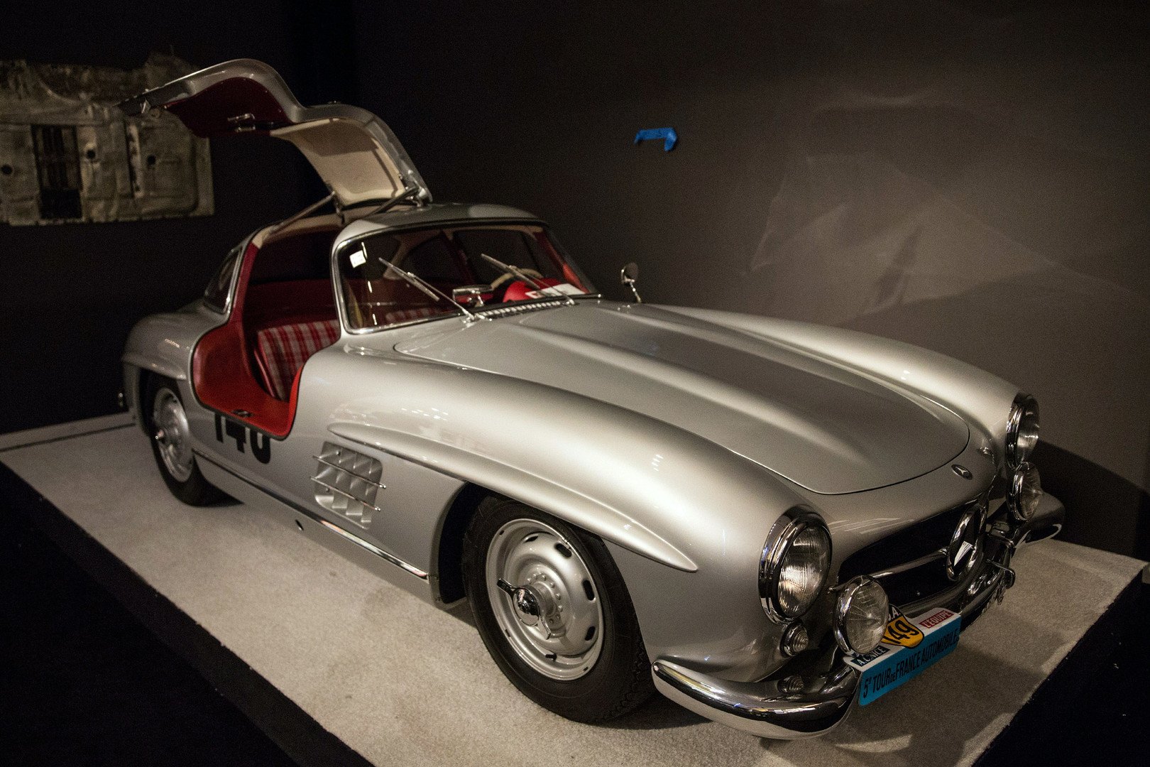  سيارة مرسيدس بنز ألمانية موديل 1955 داخل دار سوذبي للمزادات، نيويورك، 4 ديسمبر/كانون الأول 2015 