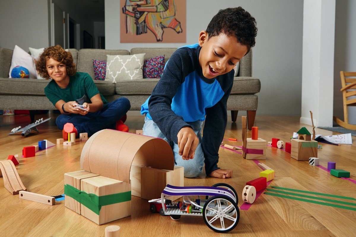LittleBits Gizmos& Gadgets Kit
عبارة عن طريقة جديدة ظهرت أيضا مؤخرا لمساعدة الصغار تعلم المهارات التقنية على أحدث الأجهزة الإلكترونية، وهذه الطريقة تقدم للصغار حزمة من الدوائر المُرمزة، ولوحات تحكم وأسلاكاً تساعدهم على تعلم كيفية ممارسة ألعاب الفيديو واستخدام الهواتف الذكية بطريقة ميسرة وفعّالة.