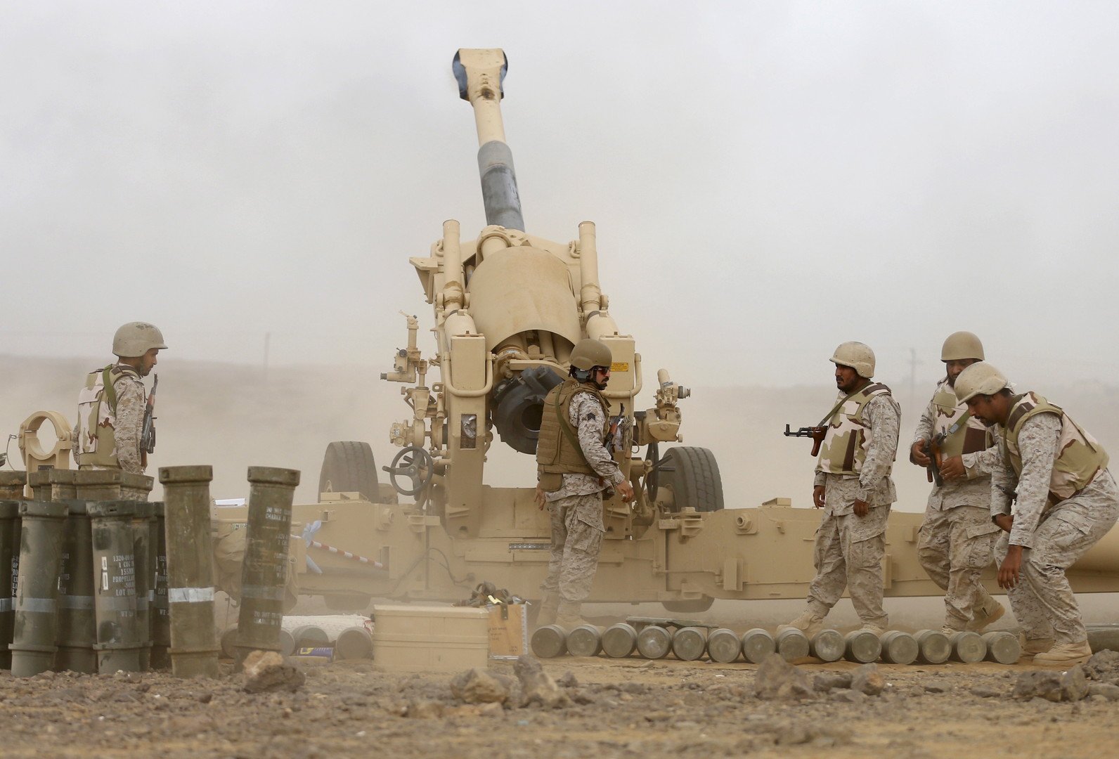 السعودية تقود الهجوم على الحوثيين في اليمن: في 26 مارس/ آذار أعلنت السعودية بدء عملية عسكرية أسمتها "عاصفة الحزم" بمشاركة تحالف عربي ضد جماعة "أنصار الله" (الحوثيون) والقوات الموالية لهم  والتي بدأت بقصف جوي كثيف لتدخل بعد ذلك القطعات الأخرى. وعمليا انتهت العملية بسيطرة التحالف على الساحل اليمني.
