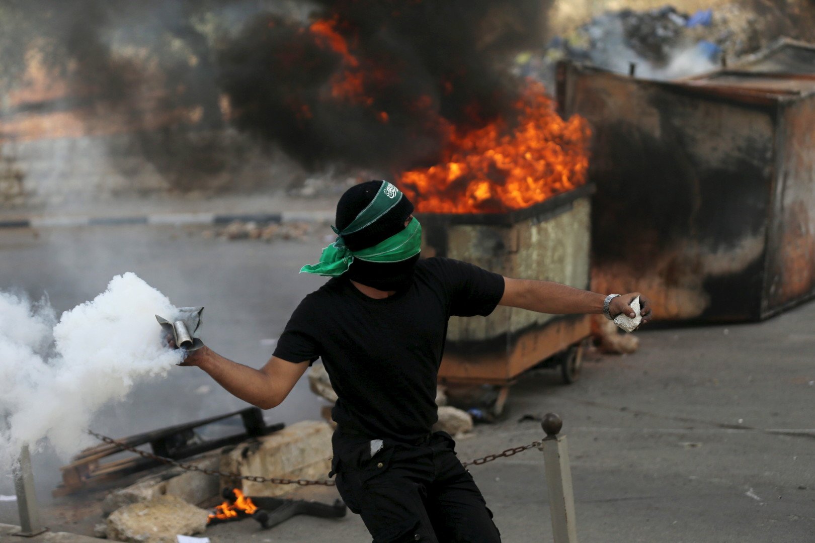 الهبة الفلسطينية: منذ أوائل أكتوبر/ تشرين الأول انطلقت شرارة هبة شعبية ضد الإسرائيليين يشارك فيها فلسطينيون بعد تزايد الاعتداءات بحق المسجد الأقصى والقدس، إذ انفجرت المواجهات لتشمل كافة مناطق الضفة الغربية وقطاع غزة والمدن داخل الخط الأخضر، وتمثلت أبرز الهجمات الفلسطينية بعمليات طعن أو حوادث دهس.