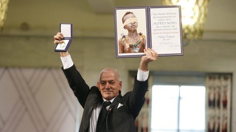 حسين العباسي، الأمين العام للاتحاد العام التونسي للشغل منذ 29 ديسمبر/كانون الأول 2012، وهو أول أمين عام للمنظمة بعد الثورة، يحمل في يده ميدالية الفوز بالجائزة في العاصمة النرويجية أوسلو، 10 ديسمبر/كانون الأول 2015 