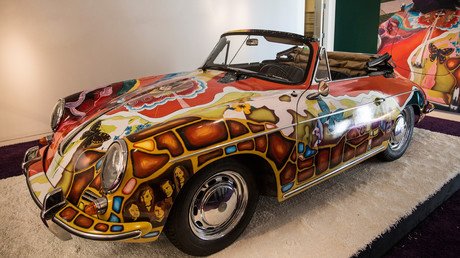 سيارة بورشه ألمانية موديل 1964 داخل دار سوذبي للمزادات، نيويورك، 4 ديسمبر/كانون الأول 2015 