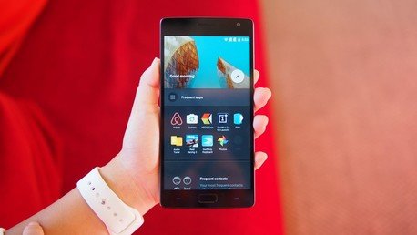 ‎ الهاتف الصيني OnePlus 2
 هذا الجهاز على وجه التحديد حمل مميزات هائلة، غير موجودة إلا في أغلى الهواتف الذكية سعرا في العالم، وبالرغم من ذلك فقد جاء بسعر 329 دولاراً فقط.