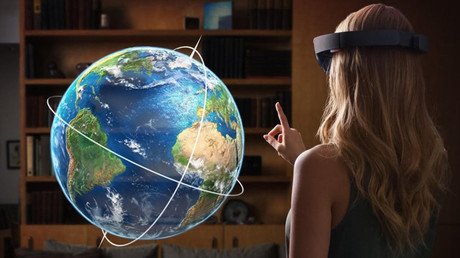 ‎ نظارات HoloLens، التي تعتقد مايكروسوفت إنها من خلالها يمكنها تغيير نوع الأنشطة اليومية من خلال قوة "الواقع الافتراضي".
فارتداء الـ HoloLens يُمكّن المستخدمين من التفاعل مع نظام ويندوز بشكل افتراضي، عبر تقنية الصور المُجسّمة الثلاثية الأبعاد (الهولوغرام) دون تواصل فيزيائي مع الحاسوب.
