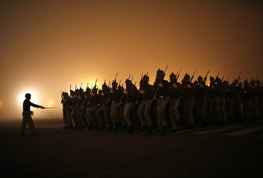 صورة لرجال من الشرطة الهندية أثناء بروفة عشية عرض مكرس لعيد الاستقلال