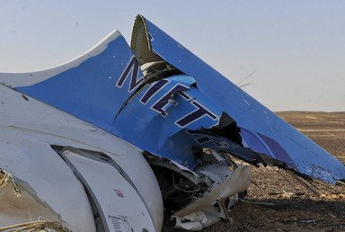 حطام طائرة الركاب الروسية التي سقطت في سيناء المصرية