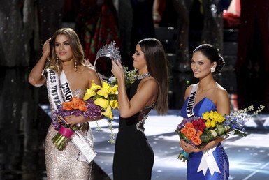 ملكة جمال الكون السابقة لعام 2014 "باولينا فيجا" تنقل التاج من رأس الكولومبية إلى رأس الفائزة الفلبينية، لاس فيجاس، نيفادا، 20 ديسمبر/كانون الأول 2015