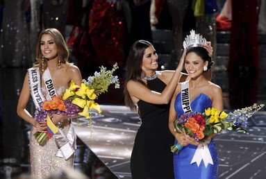  ملكة جمال الكون السابقة لعام 2014 "باولينا فيجا" تنقل التاج من إلى رأس الفائزة الفلبينية بيا ألونزو، لاس فيجاس، نيفادا، 20 ديسمبر/كانون الأول 2015