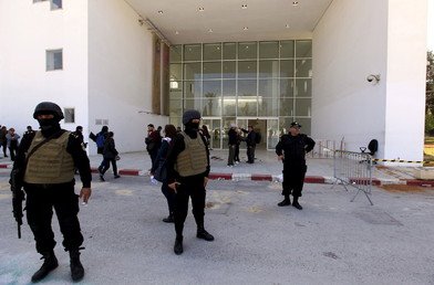 شهدت تونس 3 هجمات تبناها تنظيم "داعش". في 18 مارس/ آذار فتح مسلحون النار داخل متحف باردو في تونس العاصمة ما أدى إلى مقتل 22 شخصا. وفي 26 يونيو/ حزيران فتح جامعي النار داخل منتجع سياحي بسوسة وقتل 38 سائحا. في 24 نوفمبر/ تشرين الثاني نفذ انتحاري هجوما على حافلة لعناصر الحرس الرئاسي تسبب بمقتل 12 عنصرا