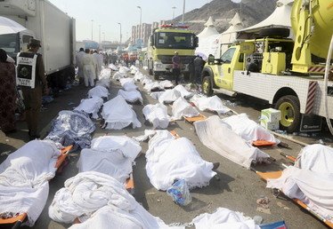 مئات القتلى في حادث التدافع في مكة المكرمة: خلال موسم الحج تسبب حادث تدافع بين الحجاج في مشعر منى في مكة المكرمة بمقتل المئات من الأشخاص يوم 24 سبتمبر/ أيلول، فيما لا تزال الحصيلة الرسمية وهي 769 قتيلا تتضارب مع الرقم الذي أعلنت عنه مصادر أخرى والذي تجاوز 2000 شخص.