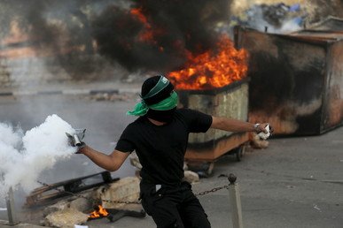 الهبة الفلسطينية: منذ أوائل أكتوبر/ تشرين الأول انطلقت شرارة هبة شعبية ضد الإسرائيليين يشارك فيها فلسطينيون بعد تزايد الاعتداءات بحق المسجد الأقصى والقدس، إذ انفجرت المواجهات لتشمل كافة مناطق الضفة الغربية وقطاع غزة والمدن داخل الخط الأخضر، وتمثلت أبرز الهجمات الفلسطينية بعمليات طعن أو حوادث دهس.