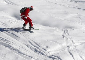 سانتا كلوز خلال حدث ترويجي في منتجع جبال الألب للتزلج بسويسرا يوم 6 ديسمبر/كانون الأول، 2015   