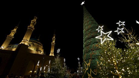 شجرة عيد الميلاد من تصميم اللبناني إيليا ساب تزين الساحة أمام مسجد الأمين في بيروت يوم  12 ديسمبر/كانون الأول 2015
 