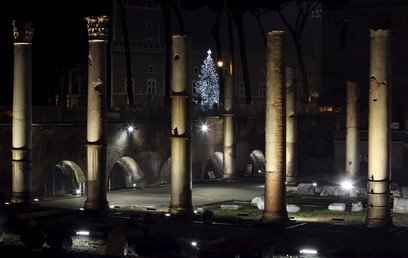 شجرة عيد الميلاد وسط العاصمة الإيطالية روما يوم 10 ديسمبر/كانون الأول 2015
