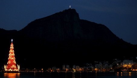 شجرة عيد الميلاد في حي رودريجو دي فريتاس لاجون في ريو دي جانيرو بالبرازيل يوم  15 ديسمبر/كانون الأول 2015