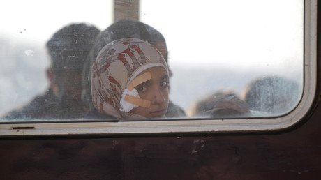 فتاة مصابة تجلس في حافلة إجلاء المسلحين والمدنيين من اثنتين من البلدات المحاصرة، الفوعة وكفريا في ريف إدلب، ومن المنتظر عبورهم إلى تركيا من معبر الحدود السورية التركية (باب الهوى)، سوريا، 28 ديسمبر 2015.