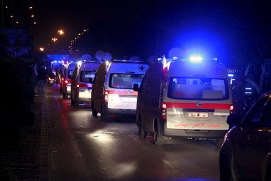 قافلة من سيارات الاسعاف للصليب الأحمر تحمل المقاتلين المتمردين من بلدة الزبداني السورية المحاصرة تصل مطار بيروت الدولي لنقل المقاتلين بالطائرة إلى تركيا.