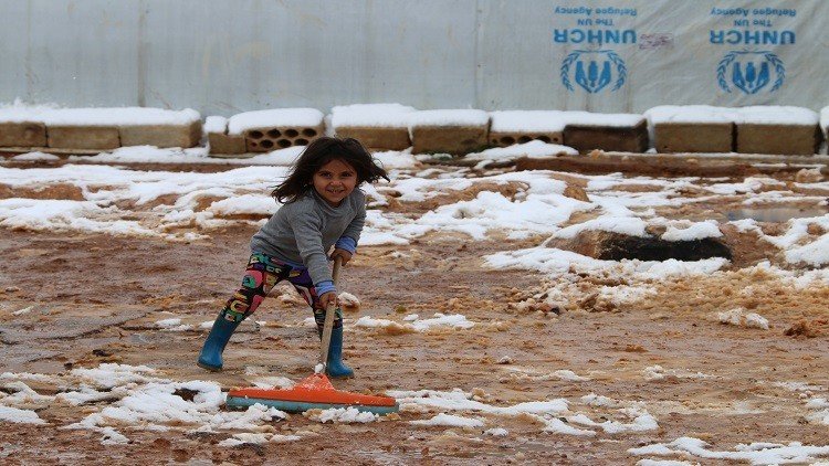 عاصفة ثلجية تضرب لبنان وتزيد معاناة اللاجئين