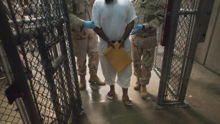 الشيخ صباح الأحمد الصباح يعود بالمعتقل الكويتي الأخير من غوانتانامو