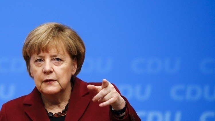 ميركل توافق على ترحيل اللاجئين الذين يرتكبون جرائم