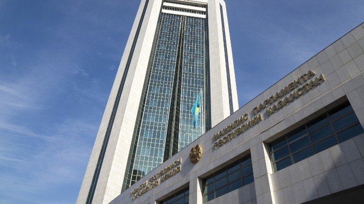 برلمان كازاخستان يدعو رئيس البلاد إلى حله