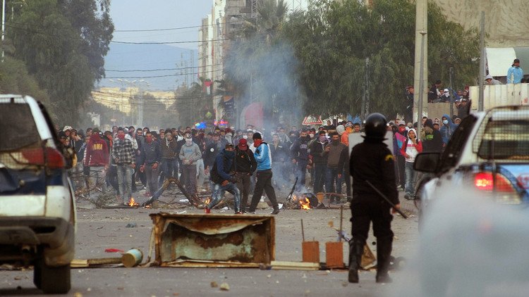 بالصور... تونس تشتعل مجددا بعد مضي 5 سنوات على "ثورة البوعزيزي" 