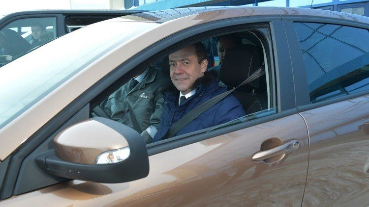مدفيديف يختبر أحدث سيارة روسية "Lada XRAY" ويشيد بأدائها (فيديو)