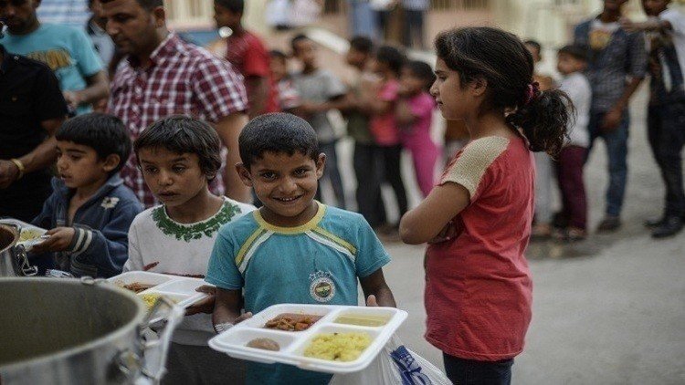 في بريطانيا.. على اللاجئ وضع سوار أحمر للحصول على الطعام 