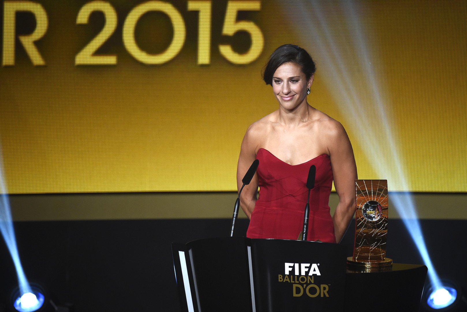 مهاجمة منتخب الولايات المتحدة وقائدته كارلي لويد تنال جائزة أفضل لاعبة لعام 2015، متفوقة على اللاعبة الألمانية سيليا ساسيتش، واليابانية أيا ميياما