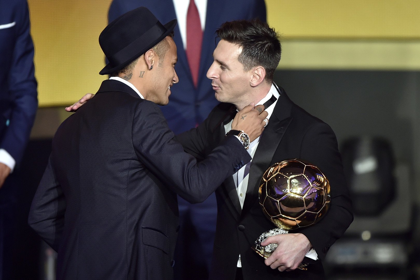 البرازيلي نيمار يهنئ زميله ليونيل ميسي بفوزه بالكرة الذهبية 2015