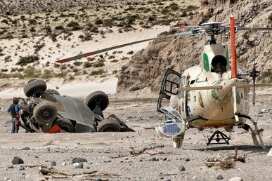 مروحية بجانب سيارة بيجو مقلوبة للسائق الفرنسي سيباستيان لويب