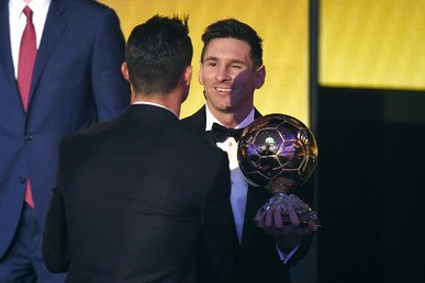 البرتغالي كريستيانو رونالدو يهنئ ليونيل ميسي بفوزه جائزة الكرة الذهبية 2015
