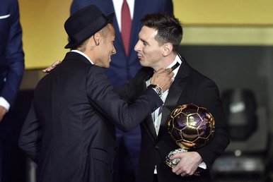 البرازيلي نيمار يهنئ زميله ليونيل ميسي بفوزه بالكرة الذهبية 2015