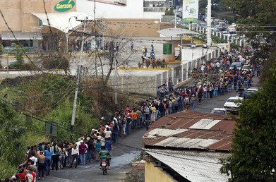 أشخاص يقفون في طابور لشراء الغذاء