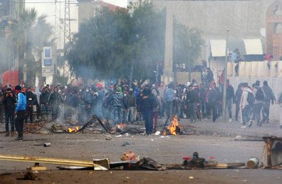  اشتباكات بين المتظاهرين التونسيين ووحدات الأمن في مدينة القصرين، 21 يناير/كانون الثاني 2016