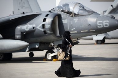 امرأة سعودية تمشي بجانب طائرة أمريكية