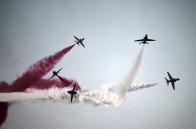 فريق "هوكس" (بواشق) السعودي في أثناء تقديم عرضه الجوي عند افتتاح معرض البحرين للطيران