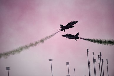 فريق "هوكس" (بواشق) السعودي في أثناء تقديم عرضه الجوي عند افتتاح معرض البحرين للطيران
