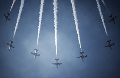 فريق الفرسان الإماراتي يقدم عرضه الجوي في أثناء افتتاح معرض البحرين للطيران