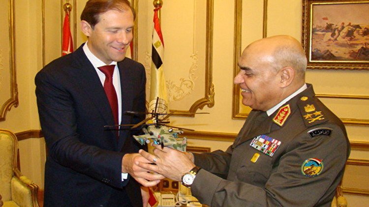 صور.. وزير التجارة والصناعة الروسي يهدي وزير الدفاع المصري مروحية "التمساح"