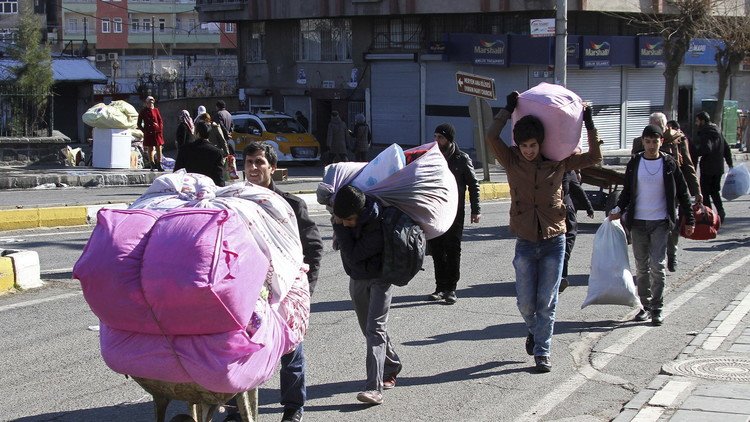تركيا.. المئات يفرون من ديار بكر بعد رفع حظر تجول (فيديو)