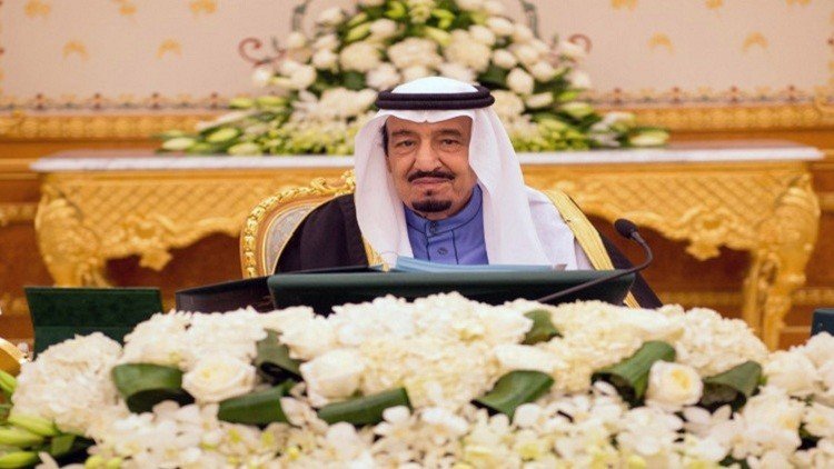 الملك سلمان: سندافع عن المسلمين وندعو الآخرين إلى عدم التدخل في شؤوننا