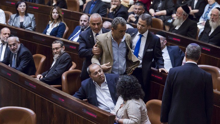 إبعاد نواب عرب عن الكنيست لأشهر بسبب زيارتهم لعوائل منفذي العمليات ضد إسرائيل 