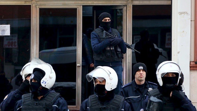تركيا.. اشتباك بين الشرطة ومتظاهرين مؤيدين للأكراد في اسطنبول (فيديو)
