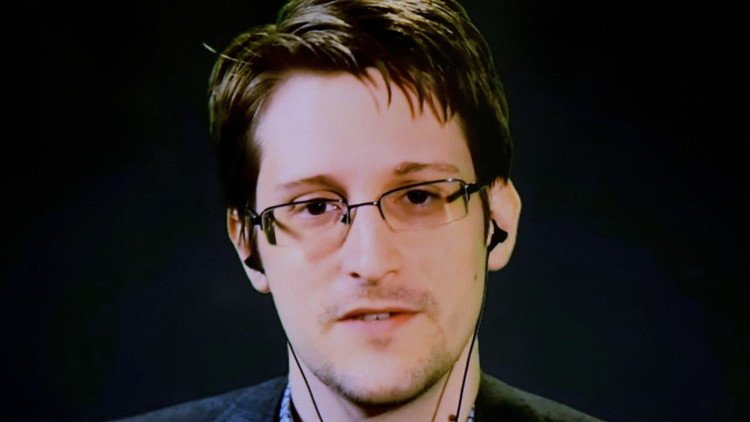 سنودن: "FBI يسعى لاختراق هواتف "آيفون" عبر العالم