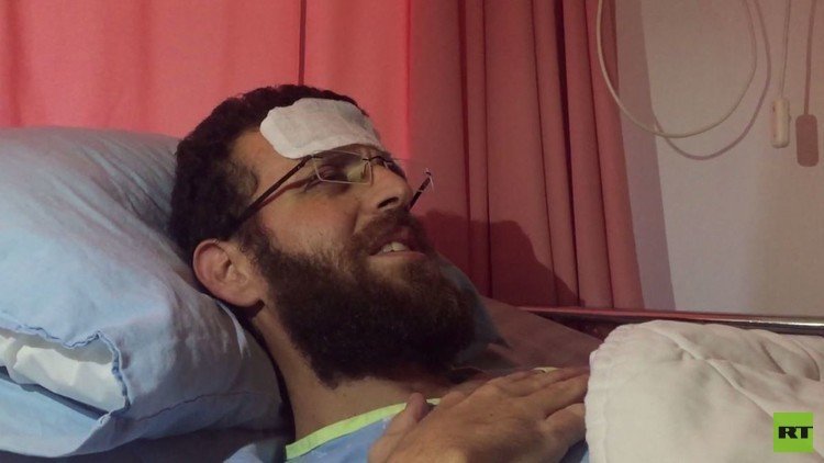 زوجة الصحفي الأسير القيق تنفي حصول اتفاق للإفراج عنه