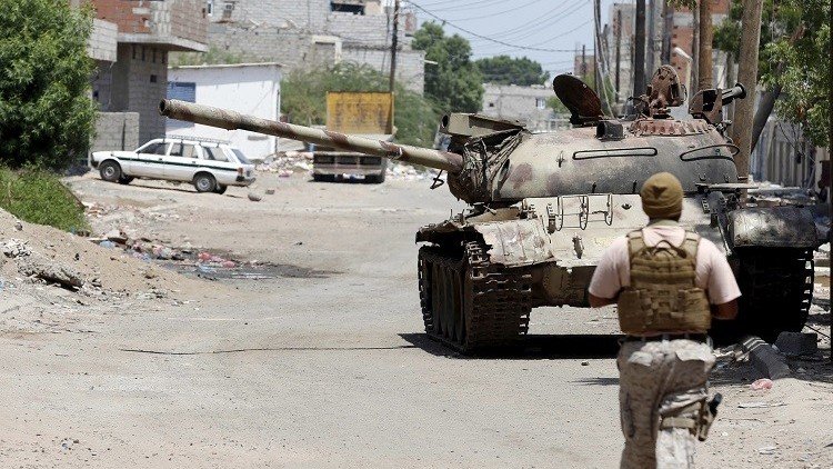 اليمن.. اشتباكات بين المقاومة الشعبية وحرس القصر الرئاسي في عدن (فيديو)