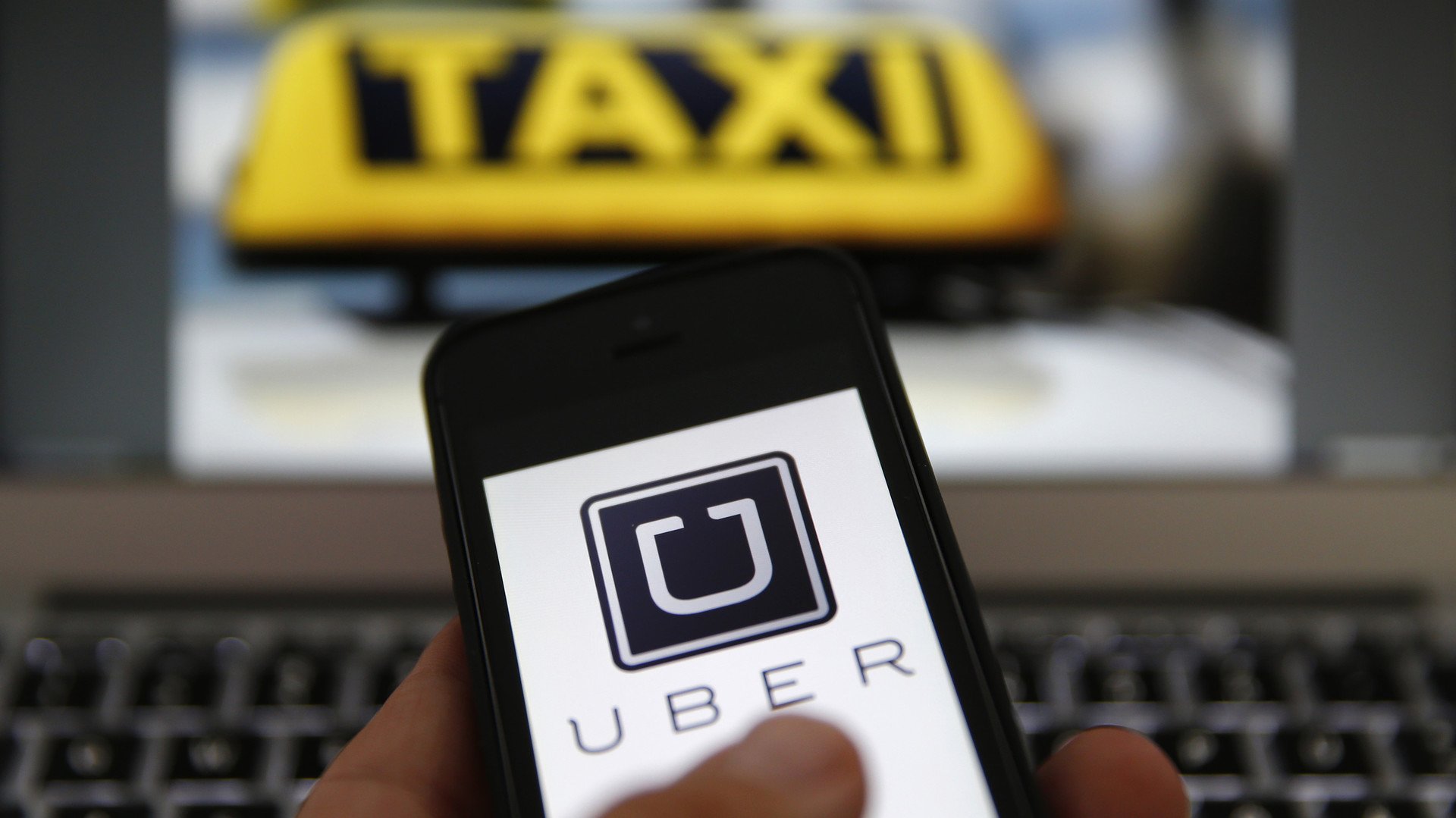 يعد تطبيق "Uber" من التطبيقات الشهيرة لطلب سيارات الأجرة، والذي يتميز بالسعر المتدني والسرعة، مما جعل المواطنون يعتمدون عليه بعدة دول حول العالم.